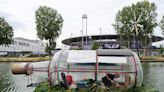 Pendant les JO, l'artiste Abraham Poincheval s'enferme dans une bouteille devant le Stade de France