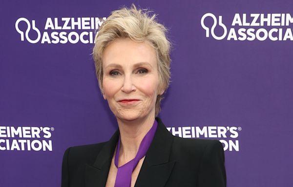 Jane Lynch Talks Returning to Her ‘Glee’ Character, What the Young Cast was Like on Set & More