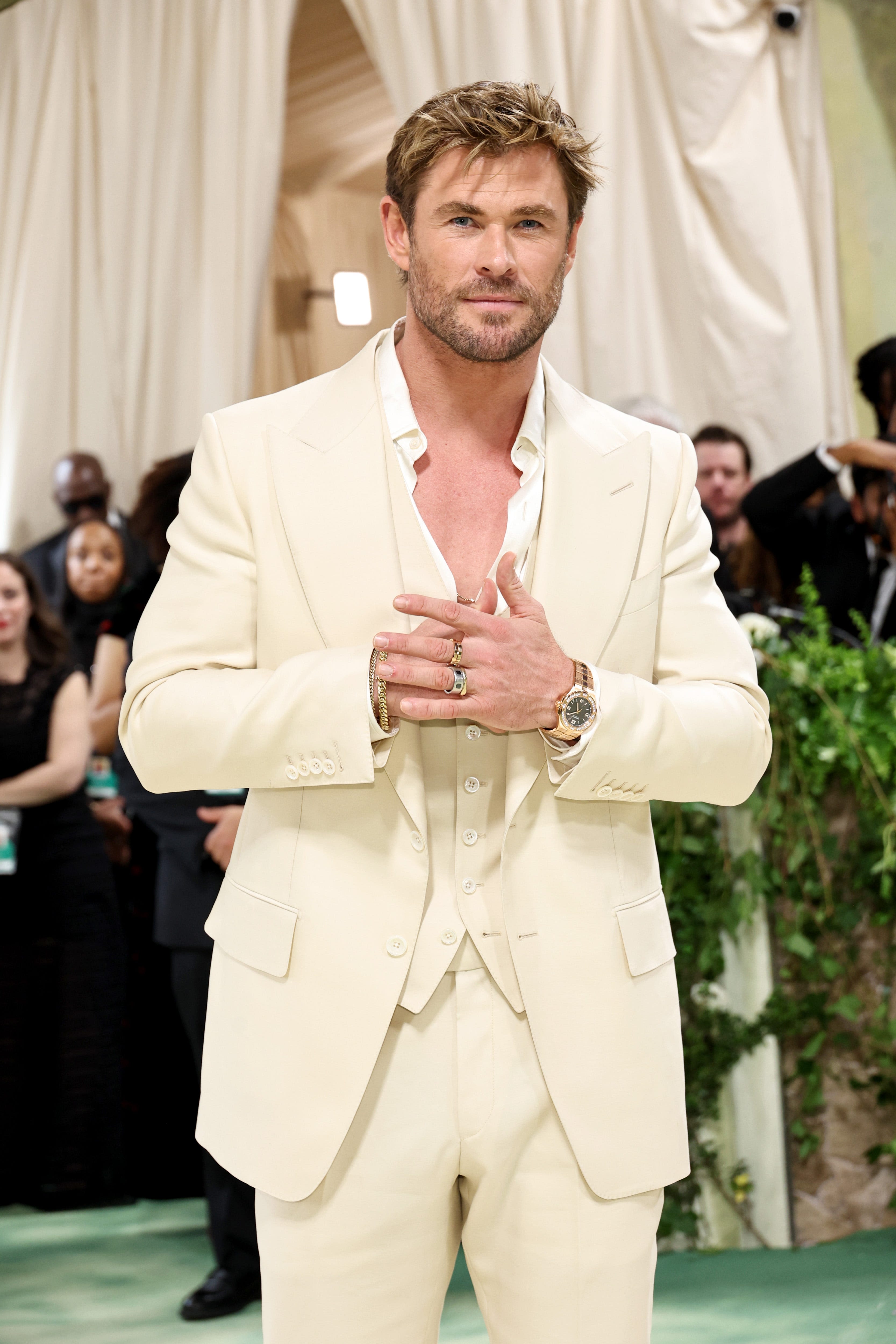 Met Gala co-chair Chris Hemsworth keeps it simple, elegant for his red carpet look: See pics