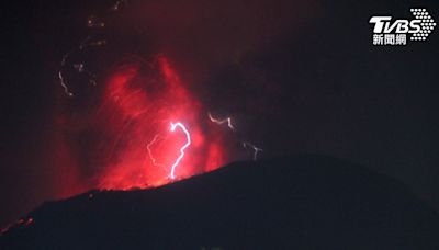 印尼伊布火山1天爆發3次！紫閃電、火紅熔岩照亮夜空