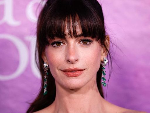 Anne Hathaway luce deslumbrante vestido rojo Versace