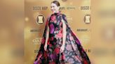 Florales Cape-Kleid: Schwangere Mandy Moore legt blumigen Auftritt hin