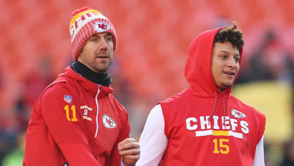 Alex Smith congratulates Patrick Mahomes for breaking Len Dawson's franchise record