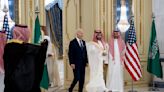 La medida de la OPEP muestra los límites de la estrategia de chocar los puños que adoptó Biden con los sauditas