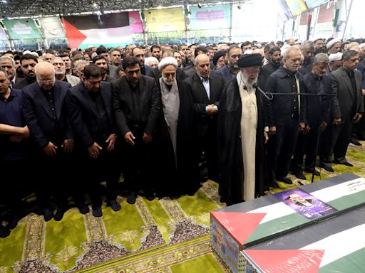 El líder supremo de Irán preside el funeral de Ismail Haniyeh en Teherán