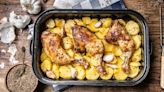 Muslos de pollo al horno con patatas panaderas, una receta fácil para conquistar a todo el que se siente a la mesa