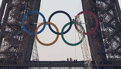 JO de Paris 2024 : la tour Eiffel arbore les anneaux olympiques à 50 jours des Jeux