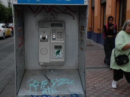 Guadalajara: Mobiliario inútil obstruye banquetas