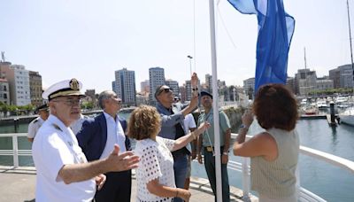 El Puerto Deportivo de Gijón luce la bandera azul como 'símbolo de compromiso' con el medio ambiente