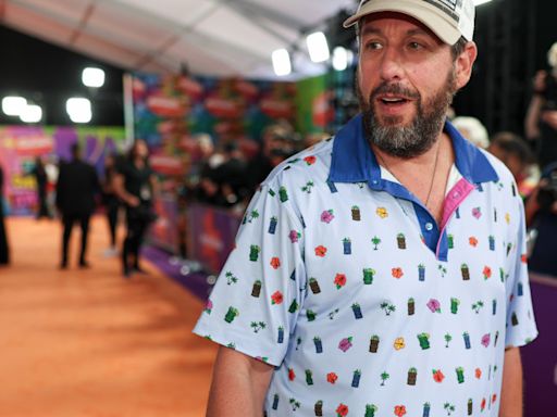 Adam Sandler recibe burlas por sus 'tontas' elecciones de moda