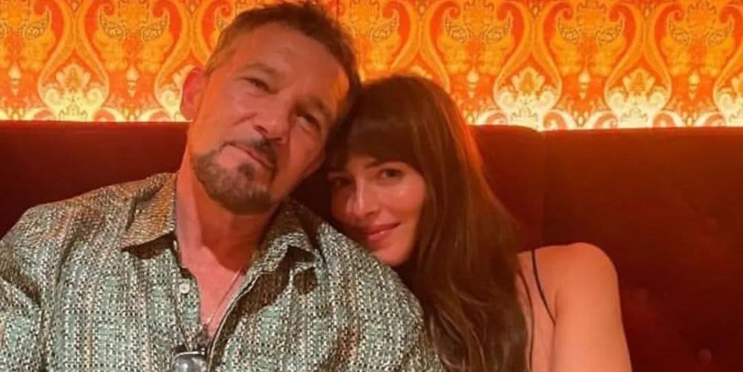 This Selfie Of Dakota Johnson And Her Former Stepfather Antonio Banderas Is The Cutest