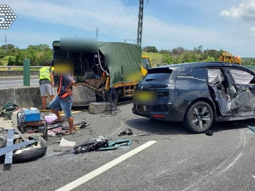 國道BMW猛撞工程車！車身嚴重凹陷 1人胸部骨折送醫