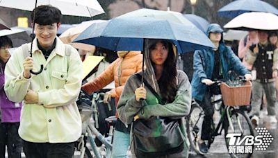 「2波鋒面+西南風」水氣足！暴雨狂襲全台 還要再下7天│TVBS新聞網