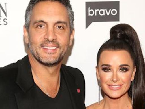 Kyle Richards Seemingly Reacts to Mauricio Umansky Kissing Mystery Woman - E! Online