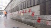 Trois ressortissants bulgares arrêtés pour avoir tagué des mains rouges au Mémorial de la Shoah