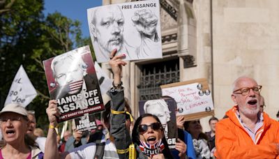 Julian Assange puede apelar la extradición a Estados Unidos, dictamina un tribunal del Reino Unido
