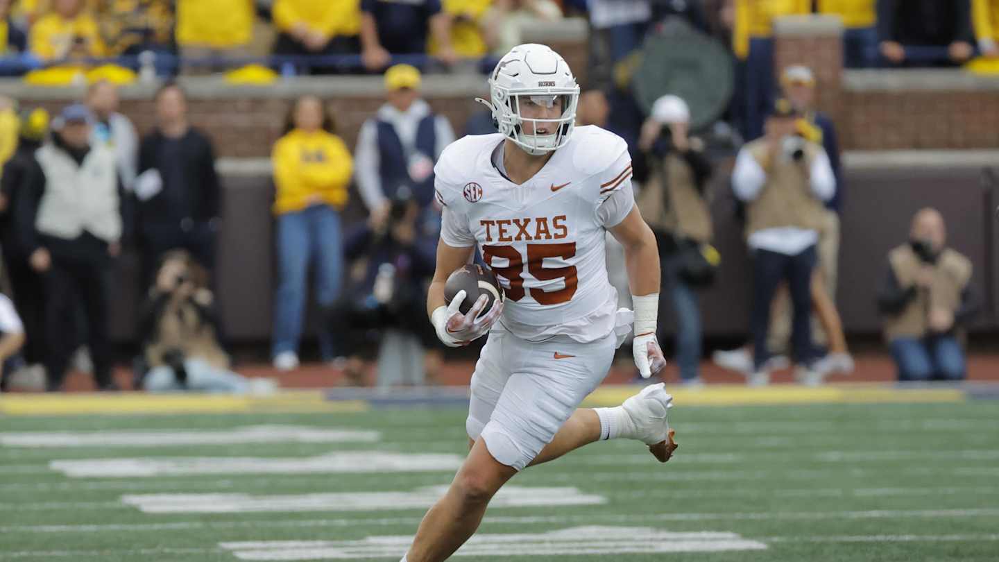 Texas TE Gunnar Helm Shines in Career Day vs. Michigan: 'He's a Warrior'