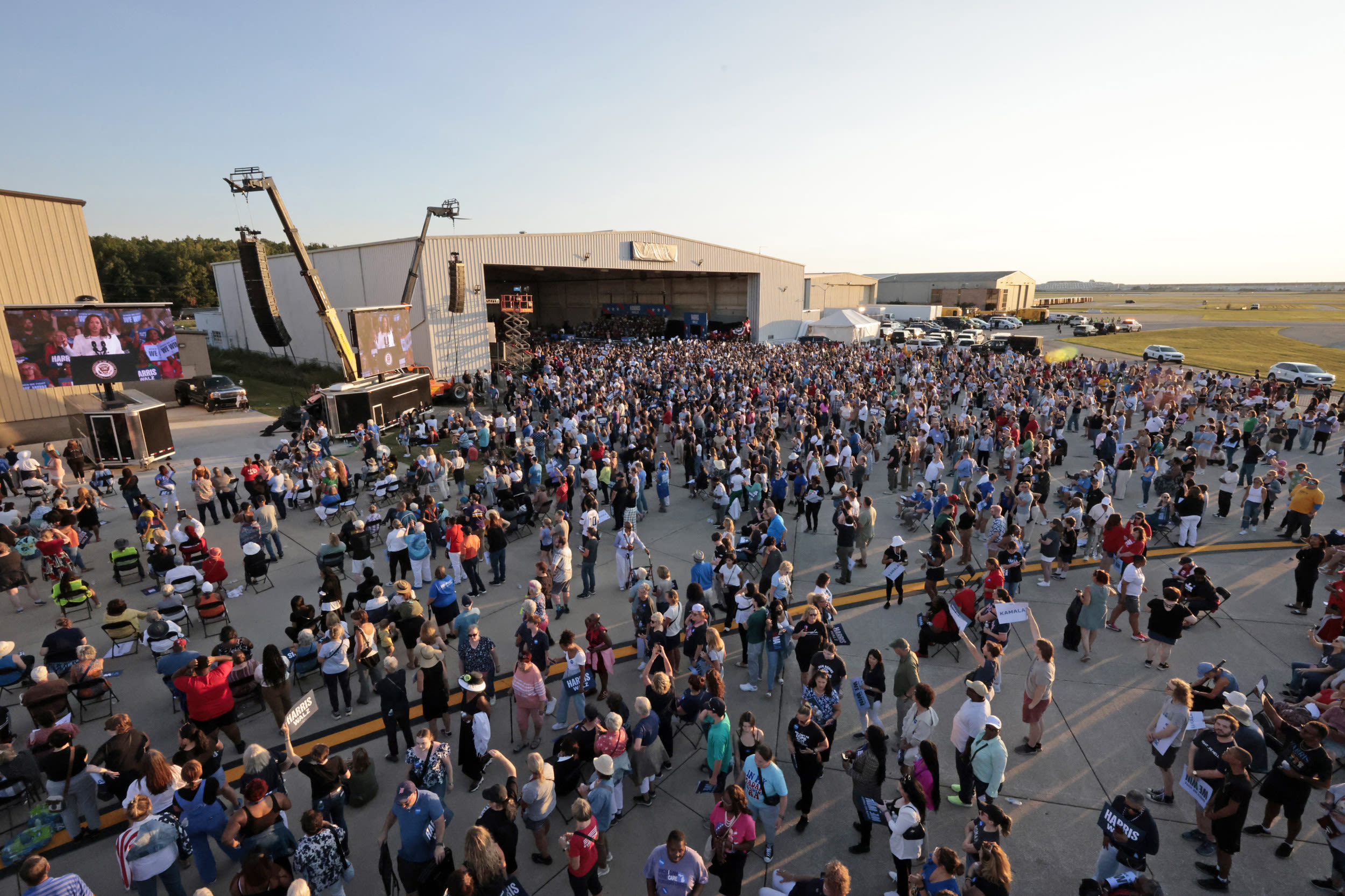 Kamala Harris crowd size compared to JD Vance's in viral video