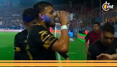 Alexis Vega se tomó un trago cerveza en pleno partido San Luis vs. Toluca | VIDEO