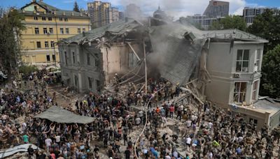 Au lendemain d'attaques russes meurtrières, journée de deuil à Kiev où le bilan s'alourdit