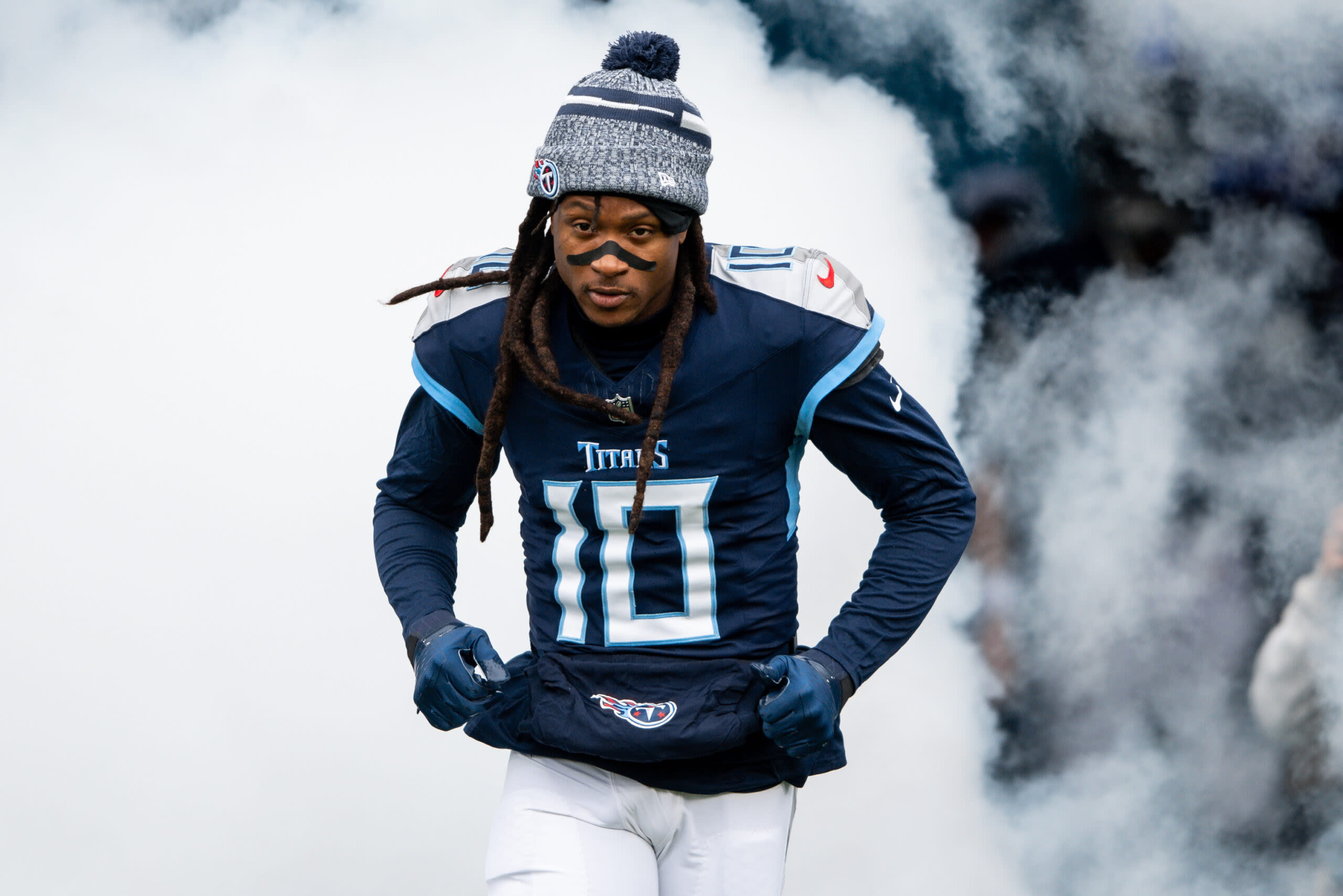 Titans’ DeAndre Hopkins accompanies Morgan Wallen to stage at concert