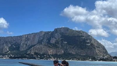 Vacanze siciliane per Luca Zingaretti e Luisa Ranieri, la foto sul molo di Mondello