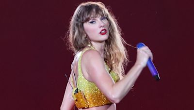 Taylor Swift wears Chiefs colors & blows kiss to boyfriend Travis at Paris show