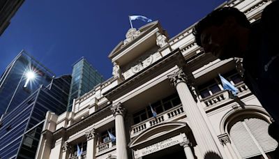 Mercado argentino aguarda nueva baja de tasa del banco central esta semana: operadores