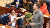 Asamblea de Madrid abre un proceso sancionador contra el diputado de Más Madrid que simuló disparar en un Pleno