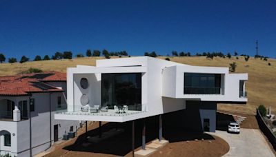 ‘Coolest house’ in Sacramento area, a futuristic home with city views, sells in sweet deal