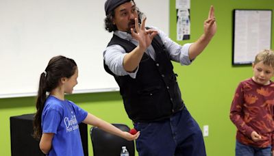 Magician makes large crowd appear at Grand Island library