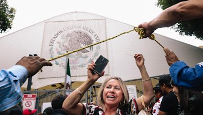 Cientos de votantes emitieron sus votos en el Consulado de México en Los Ángeles en una histórica elección presidencial