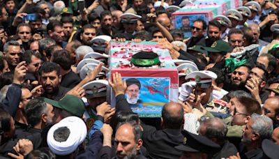 Funeral del presidente de Irán: Ebrahim Raisi es sepultado en el santuario musulmán más sagrado