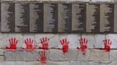 納粹屠殺紀念館遭血手印塗鴉破壞 巴黎當局提告