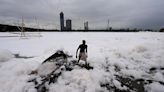 Espuma tóxica cubre un río sagrado cerca de Nueva Delhi mientras la capital india lucha contra una contaminación peligrosa