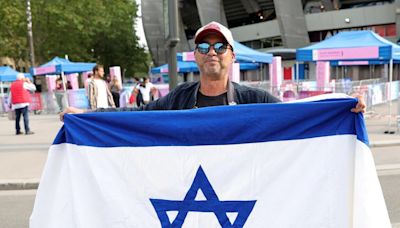 Espectacular escolta policial al equipo de Israel a su llegada al Parque de los Príncipes