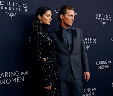 Camila Alves e Matthew McConaughey concentram flashes em jantar beneficente em NY