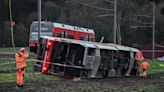 瑞士狂風吹翻兩列火車 多節車廂出軌釀15傷