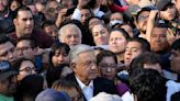 México: AMLO vuelve a marchar; lo acompañan cientos de miles