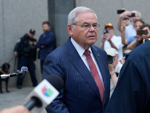 El senador Bob Menendez, condenado por sobornos, dejará su cargo