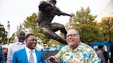 Detroit Lions unveil statue of Hall of Fame running back Barry Sanders