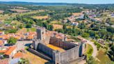 El pueblo de Portugal a solo media hora de España que tiene un castillo, playa fluvial y pocos turistas
