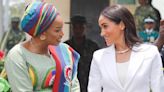 La elegancia discreta de Meghan Markle con un impecable traje sastre blanco en Nigeria