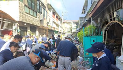 台南8旬夫妻住處堆滿雜物阻救援 近百人接力搬運清出20噸