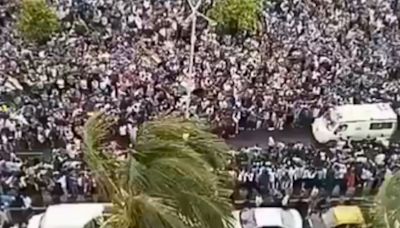 Watch | Sea of fans waiting for ‘Men in Blue’ make way for ambulance in Mumbai