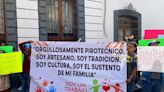 Unión Estatal Poblana de la Pirotecnia se manifesta afuera del Congreso del Estado