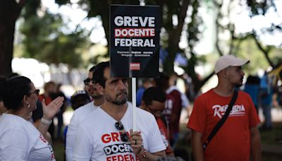 Governo Lula rejeita seguir negociação com professores em greve e exige acordo até segunda (27)