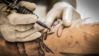 El agresivo cáncer que puede surgir a partir de los tatuajes, esta es la evidencia científica