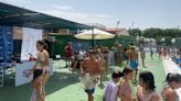 Mula se divierte en la piscina municipal con la Radio al sol