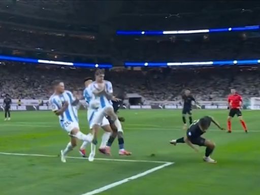 Argentina - Ecuador: el penal con el que pudo empatar Enner Valencia, tras una mano polémica cobrada a De Paul